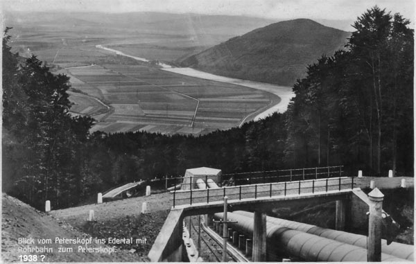 Blick vom Peterskopf ins Edertal mit Rohrbahn zum Peterskopf